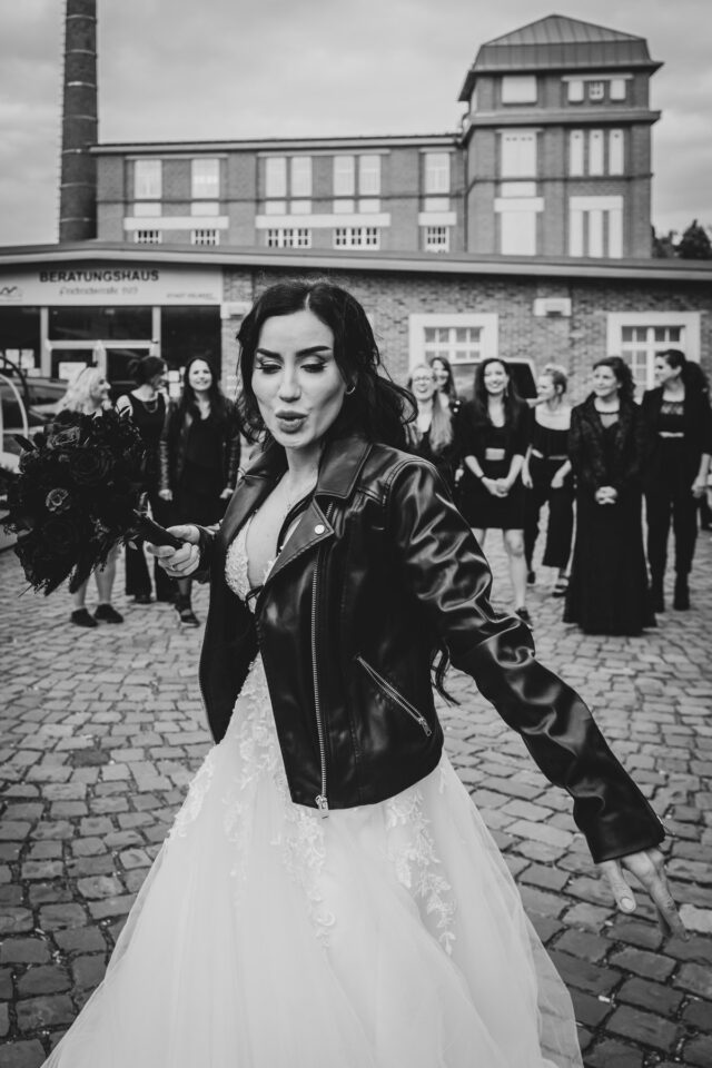 Alternative Hochzeit Vegan Kunstlederjacke Braut NRW Inspiration