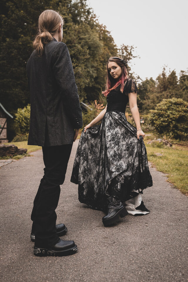 Alternatives Hochzeitspaar in Gothic Dark Romance Stil schwarzes Brautkleid Boots Vegan NRW Inspiration