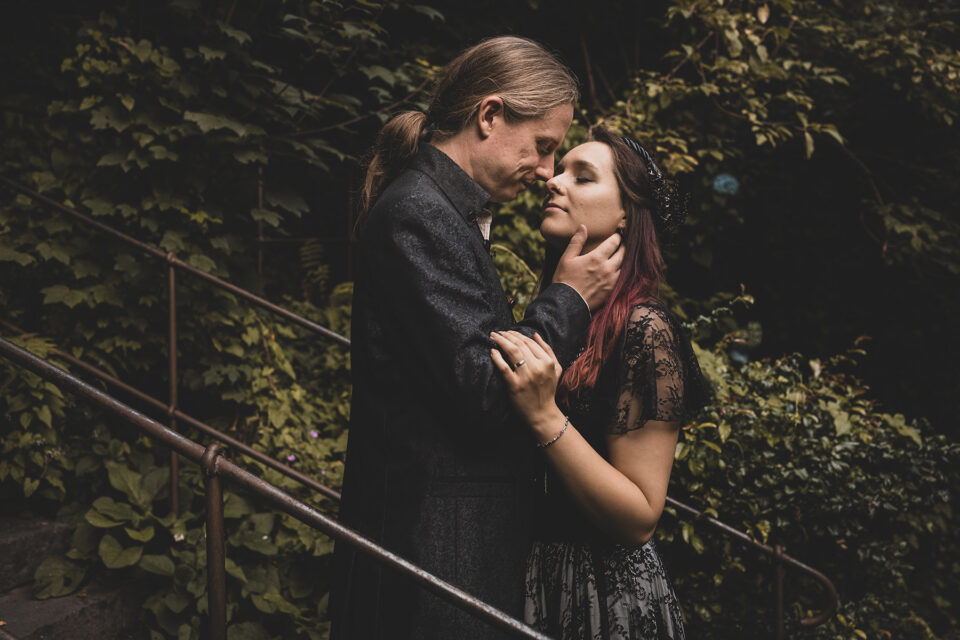 Alternatives Hochzeitspaar in Gothic Dark Romance Stil schwarzes Brautkleid NRW Inspiration