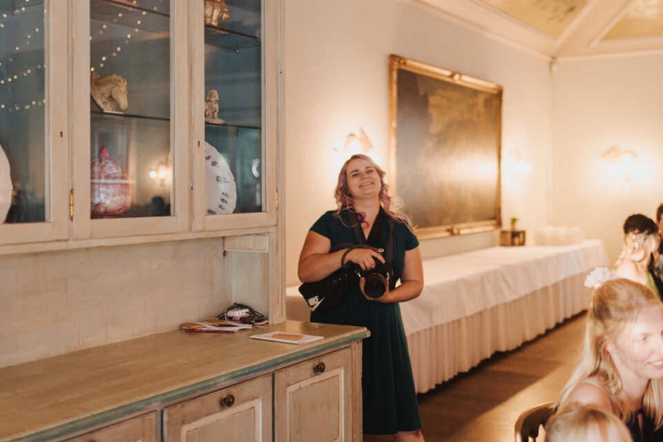 Videografin Johanna Tollkien auch bekannt als Videofee auf einer Hochzeit.