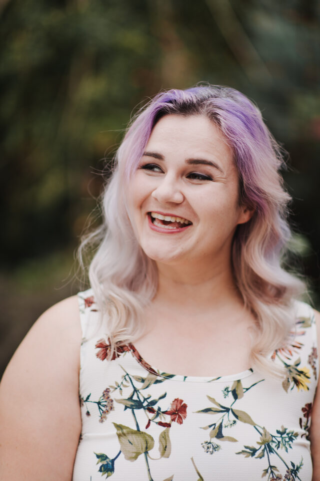 Portrait von Videofee – Hochzeitsvideografin Johanna, die emotionale und unkonventionelle Hochzeitsfilme für freie, queere und kreative Paare dreht.