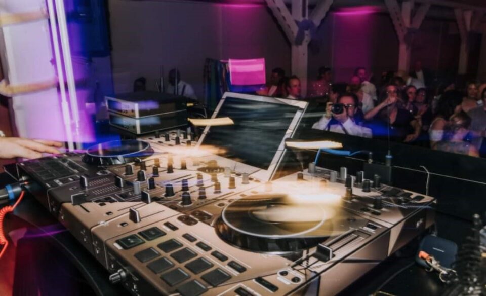 DJ-Pult mit Lichtspiel bei voller Tanzfläche – Hochzeitsmusik für alternative Hochzeiten von Metal bis Mittelalter