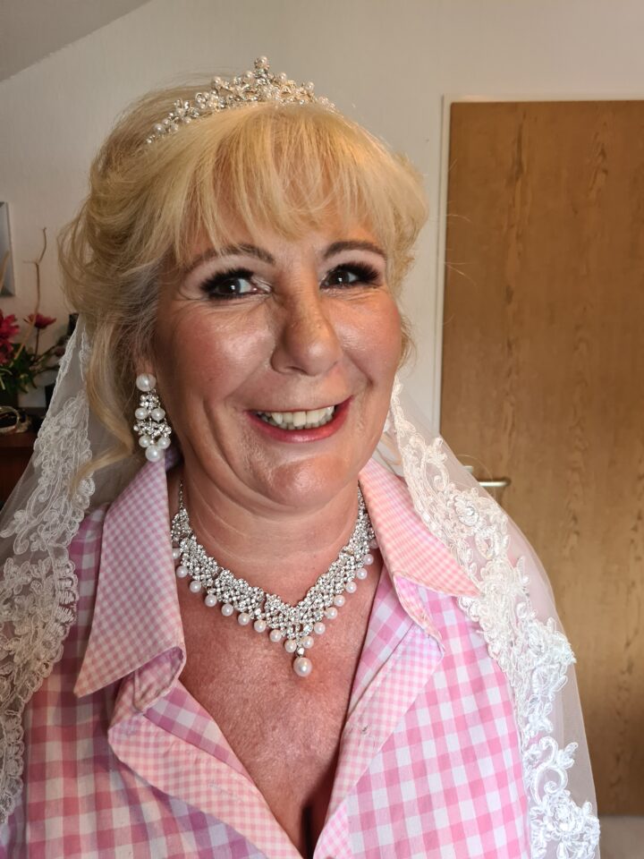 Best Ager Braut mit Diadem und Perlen
