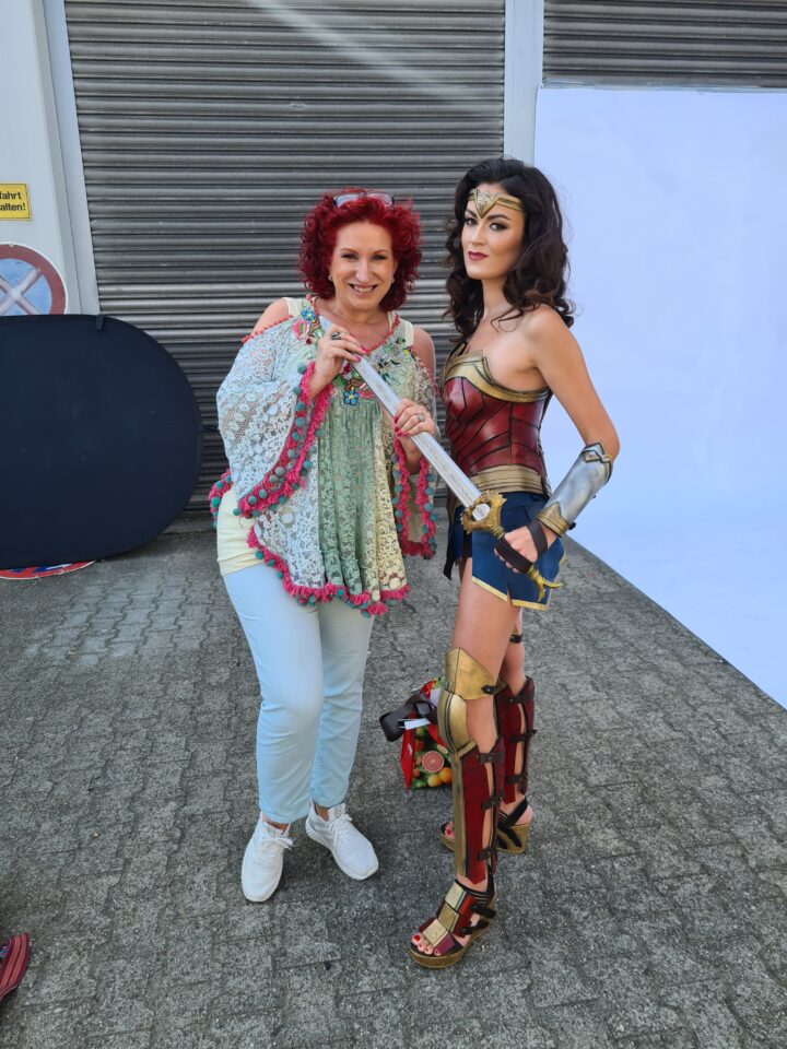 Angi Delrey mit Wonder Woman für deine Hochzeit im Nerd und Film-Style