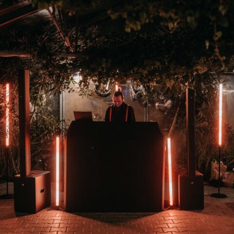 DJ mit warmem LED-Lichtsetup bei einer Metal-Hochzeit in NRW – stimmungsvolle Musik für die alternative Hochzeitsparty.