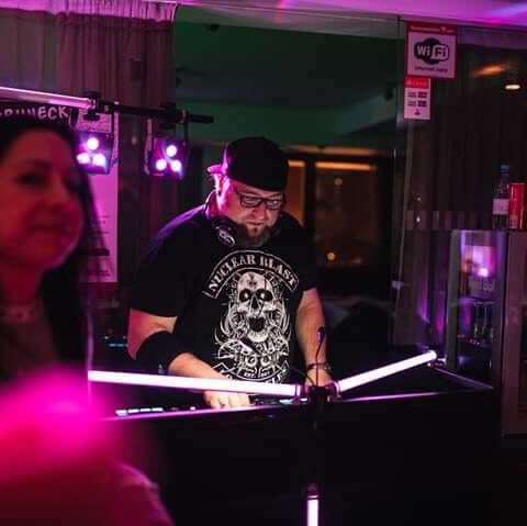 Tom Nawa mit „Nuclear Blast“-Shirt beim Auflegen – Hochzeitsmusik für Metal Hochzeit, freie Trauung und subkulturelle Partys
