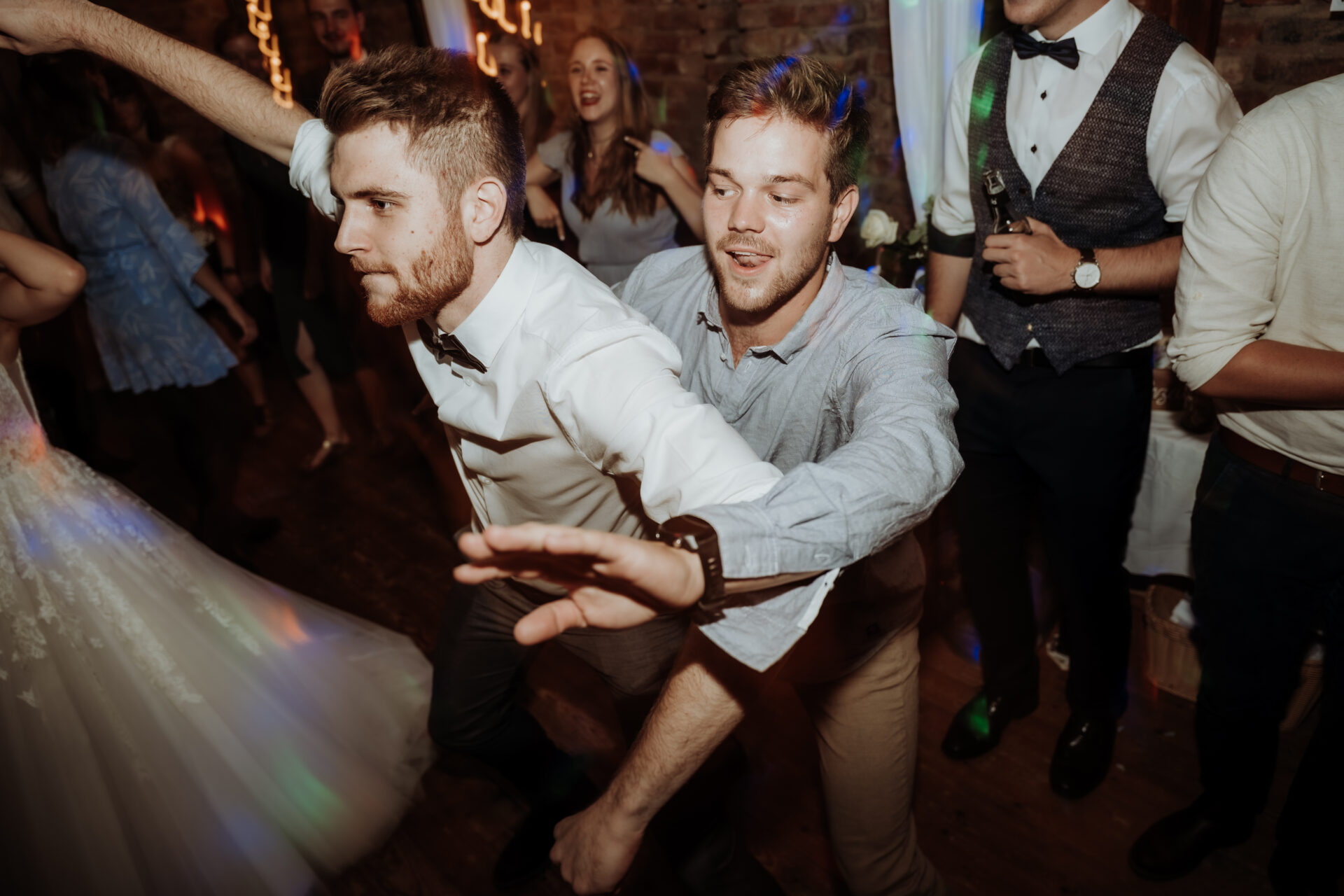 Tanzfläche mit Energie – Gäste feiern ausgelassen, Hochzeitsreportage mit Festivalfeeling und Szene-Vibes