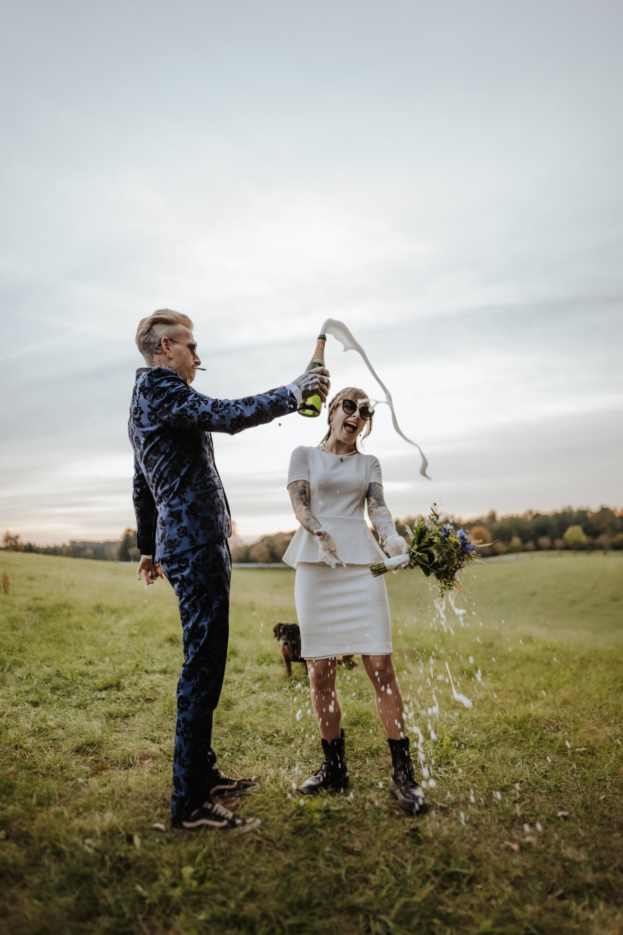 Spritziger Spaß mit Sekt auf freiem Feld – ungewöhnliche Hochzeitsmomente mit Humor und Freigeist