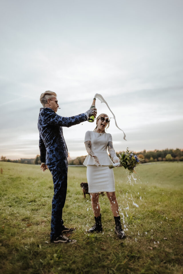Spritziger Spaß mit Sekt auf freiem Feld – ungewöhnliche Hochzeitsmomente mit Humor und Freigeist