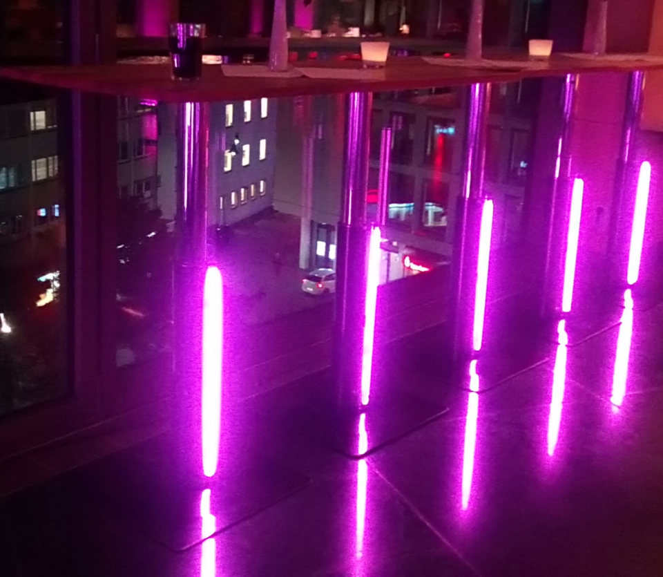Neonlicht-Installation mit Ausblick auf die Stadt – perfektes Setting für nerdige Hochzeitsparty und alternative Hochzeit mit Club-Atmosphäre