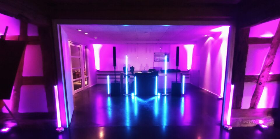Stylische DJ-Booth mit pink-blauer Lightshow von DJ Tom Nawa – Hochzeitsmusik für Metal Hochzeit & alternative Hochzeitsideen mit Hell Yes!-Vibes