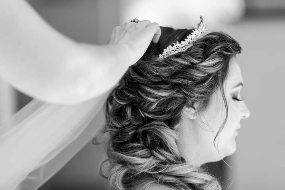 Brautfrisur mit Diadem und Flechtung