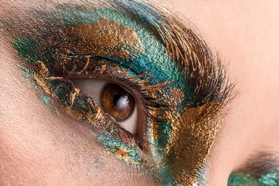 Außergewöhnliches und kreatives Augen-MakeUp in Gold und Grün - perfekt für deine unkonventionelle Hochzeit