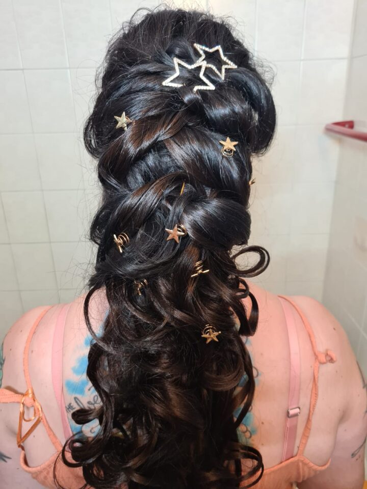 Außergewöhnliche Braut-Flechtfrisur mit Sternen und Schmuck