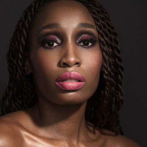 Professionelles Make-up für PoC-Bräute – ausdrucksstarkes Brautstyling mit Smokey Eyes und Gloss-Lips für alternative und kreative Hochzeiten