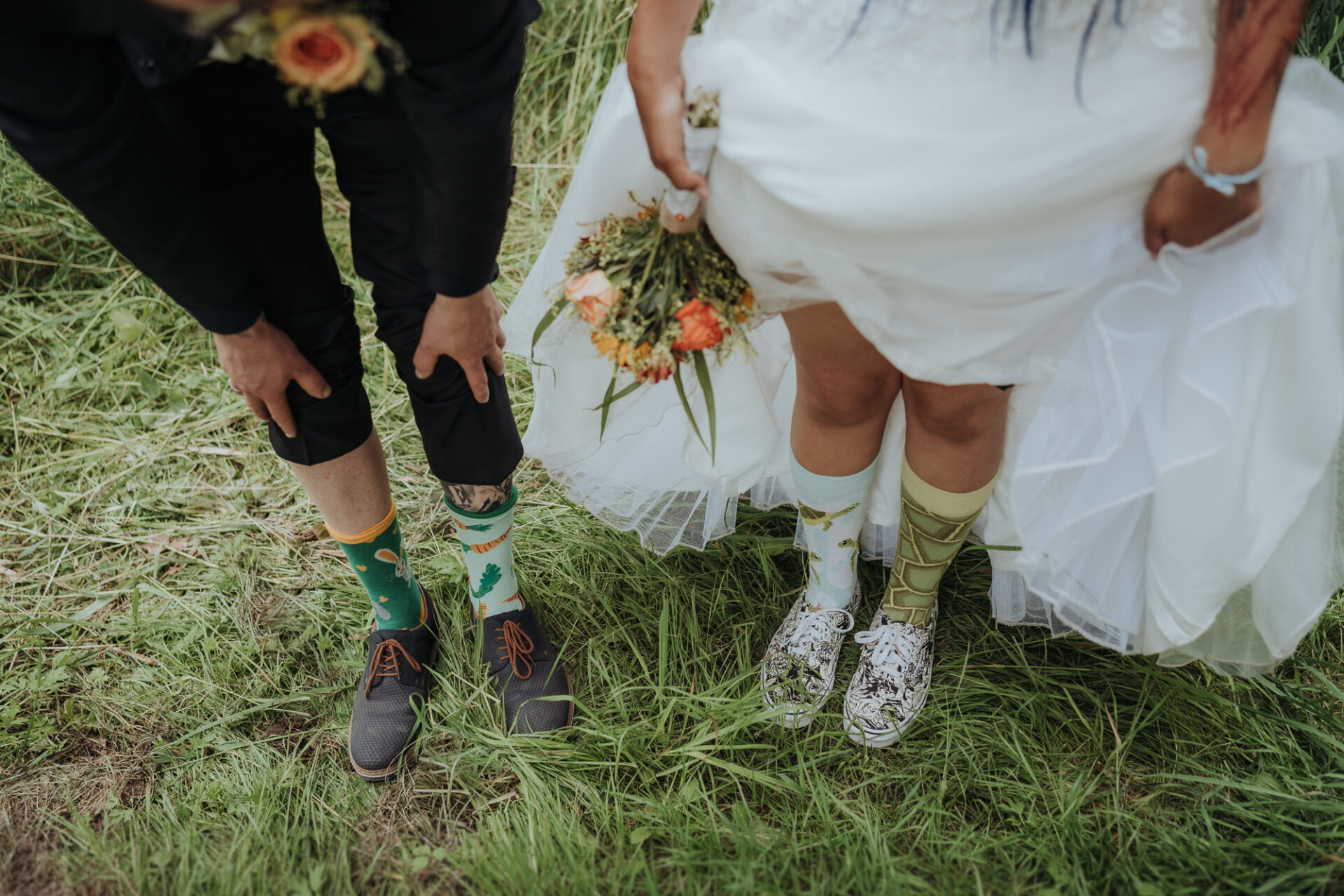 Brautpaar zeigt bunte Socken und Sneaker – unkonventionelles Hochzeitsfoto mit Humor und Individualität