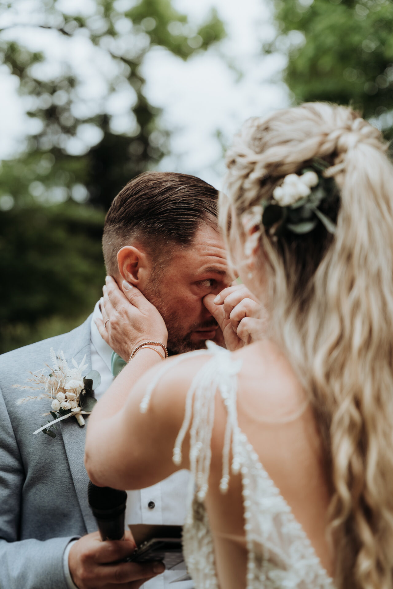 Gänsehautmoment bei der Trauung – Bräutigam wird emotional, Nahaufnahme für authentische Hochzeitsfotos
