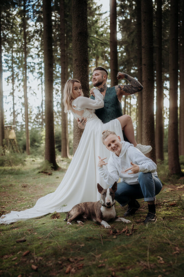 Tätowiertes Hochzeitspaar mitten im Wald - moderne Hochzeit mit Style