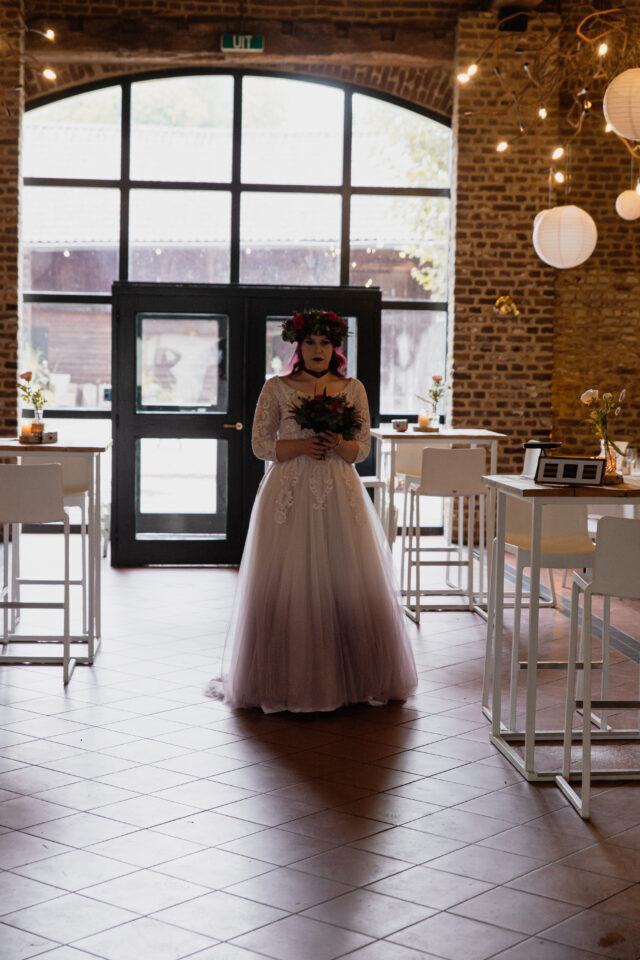 Alternatives Hochzeitskleid mit Spitze in weiß mit bordeaux Dip-Dye von Silvermoon Threads Jasmin Hilkens - deine Maßschneiderin für Hochzeiten im Fairy Stil.