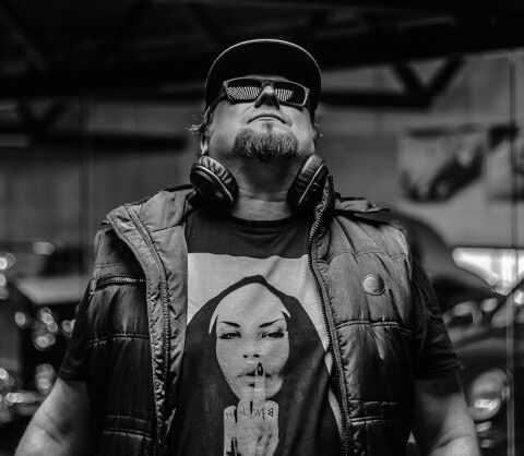 Tom Nawa mit Kopfhörern und Sonnenbrille in einer Eventlocation – alternativer Hochzeits-DJ für Rock, Metal und Alternative auf Hochzeiten.