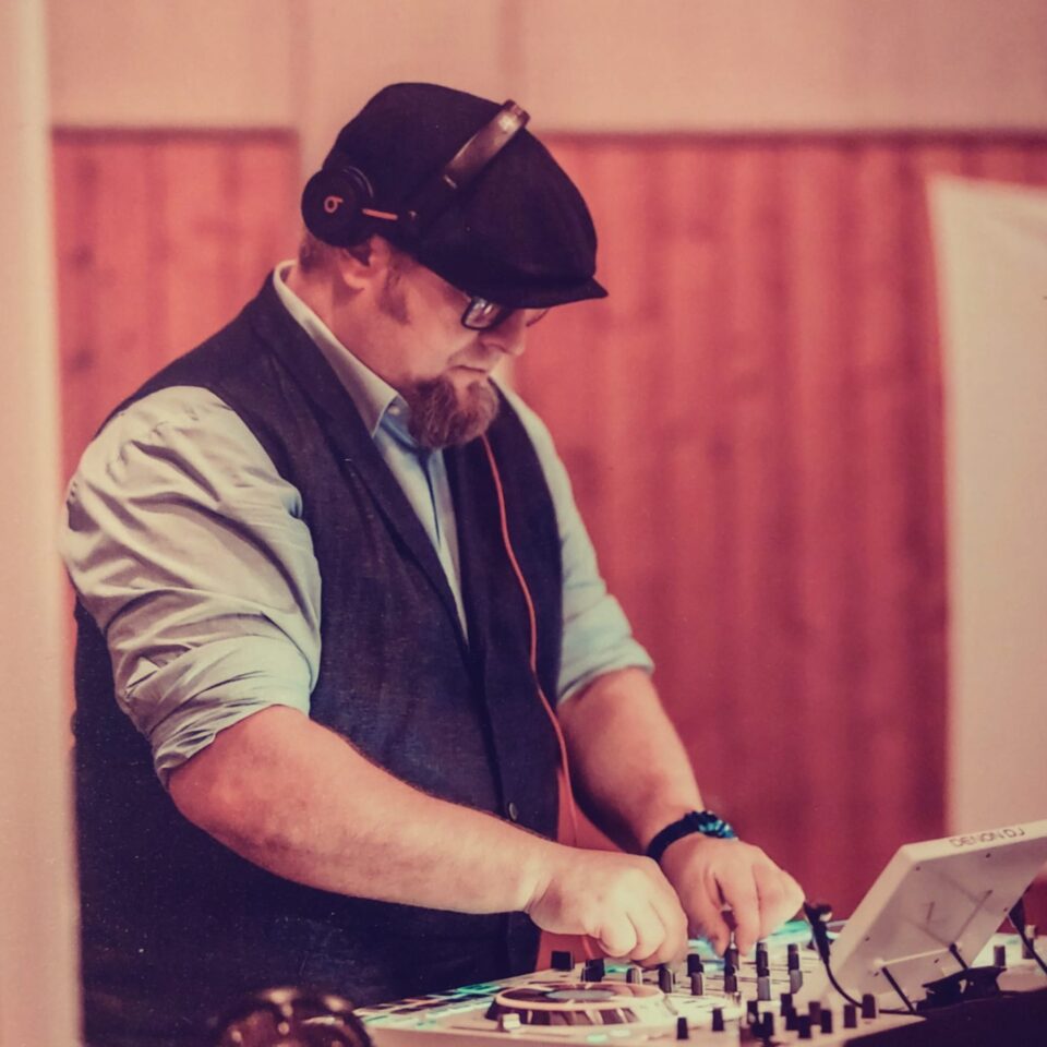 DJ Tom Nawa an den Reglern – dein Soundtrack für alternative Hochzeiten, Nerd Hochzeit Ideen und echte Hell Yes!-Momente