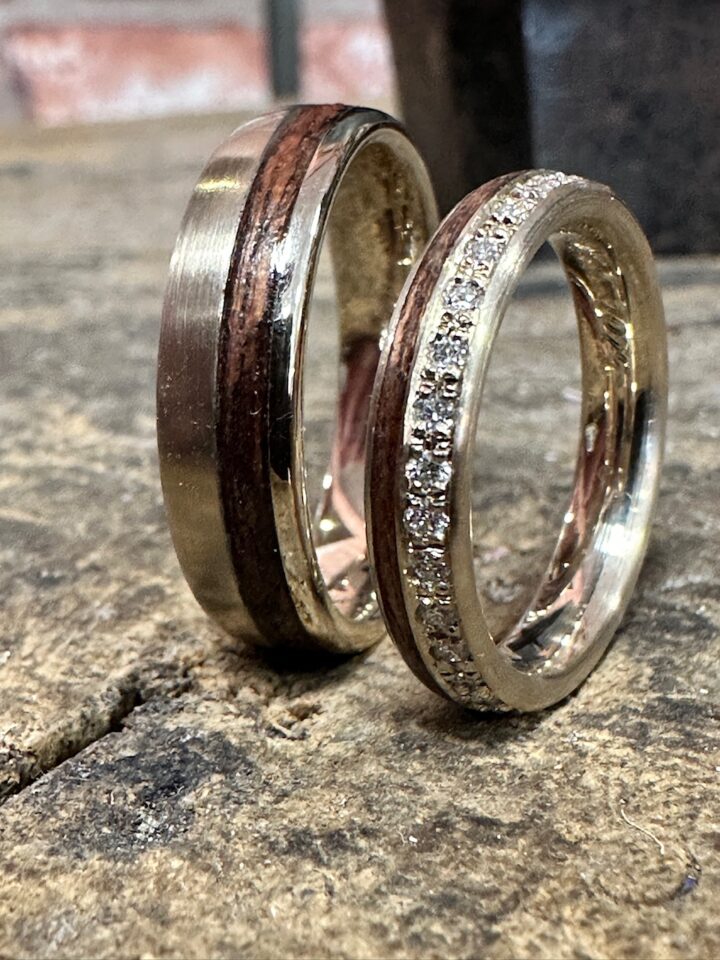 Trauringe mit Holz-Inlay und Brillantbesatz – individuelle Kombination aus Edelmetall und Naturmaterial für besondere Hochzeitsringe.