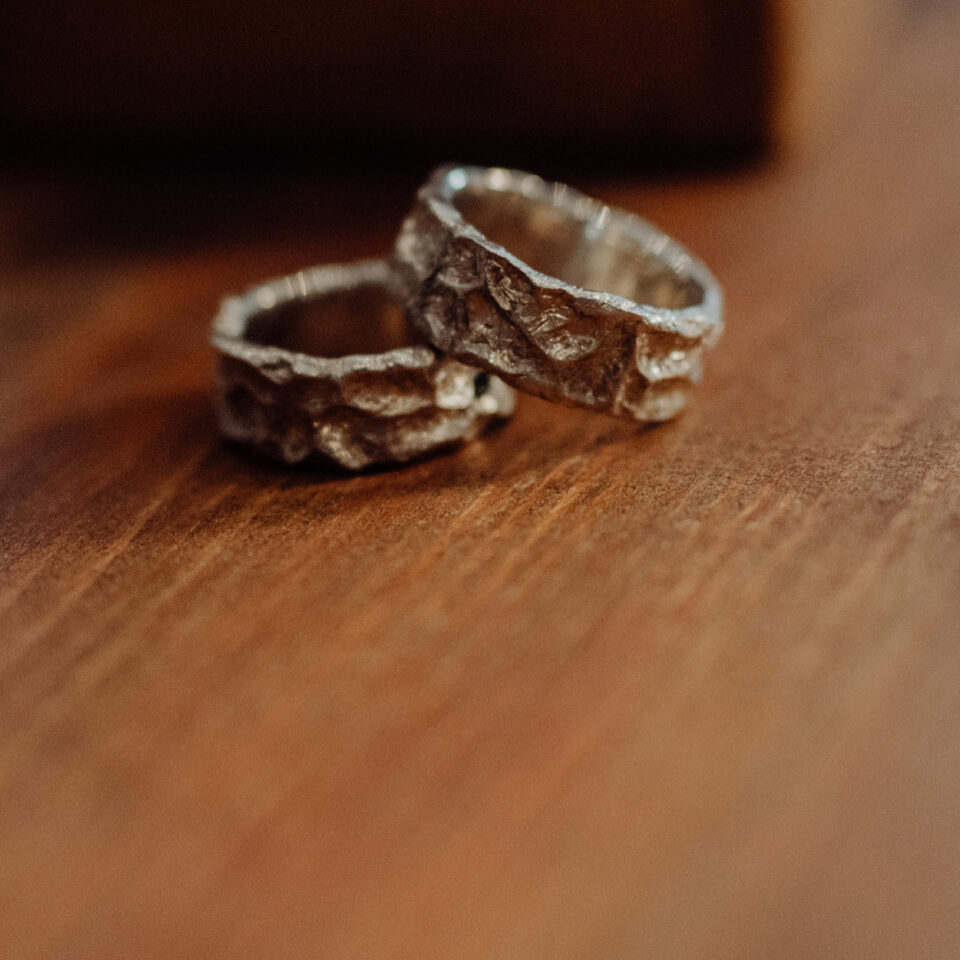 Strukturierte Eheringe aus Silber mit markanter Oberfläche – rustikales Ringdesign für Paare mit Charakter.
