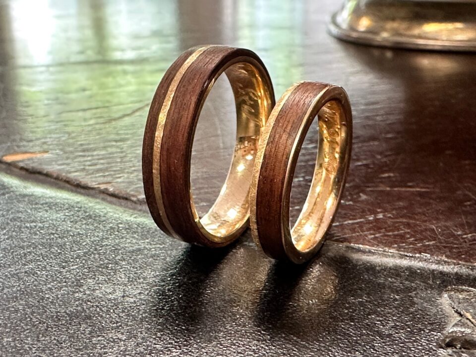 Handgefertigte Eheringe aus Holz und Gold – natürliche Materialien für nachhaltige und stilvolle Hochzeiten.