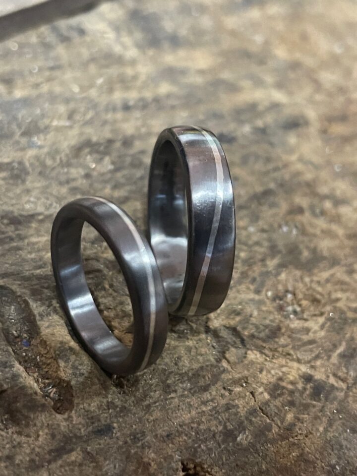 Schlichte, dunkle Eheringe aus Titan mit matter Oberfläche – minimalistisches Ringdesign für individuelle Hochzeiten.