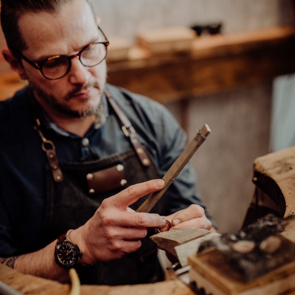Goldschmied Zeno bei der Arbeit in seiner Werkstatt – traditionelles Handwerk trifft auf modernes Ringdesign.
