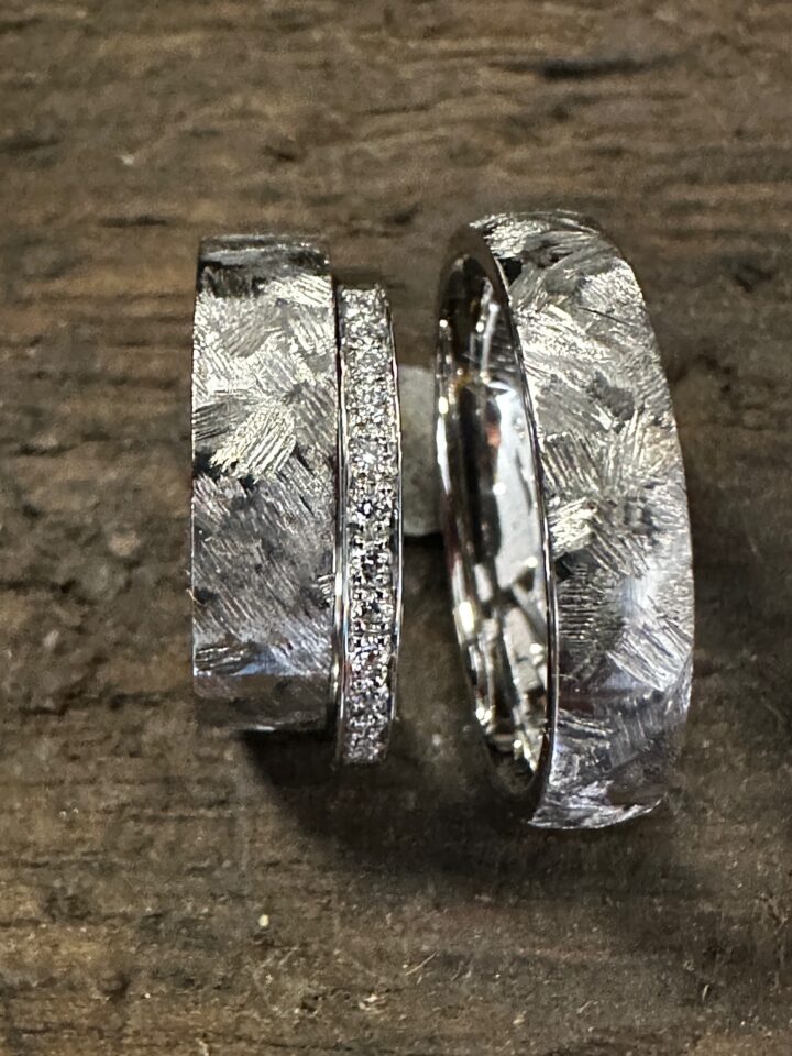 Eheringe mit einzigartiger Musterung – personalisierte Trauringe aus Silber mit künstlerischer Struktur für alternative Paare.