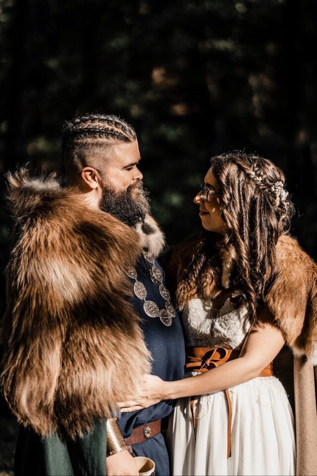 Wikinger Hochzeitspaar im Wald - kraftvolle Trauung im Freien