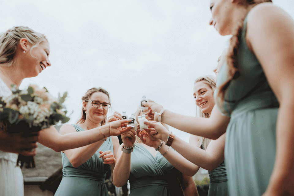 Hochzeitsgäste stoßen mit Kurzen an – ausgelassene Stimmung und echte Momente bei alternativen Hochzeiten
