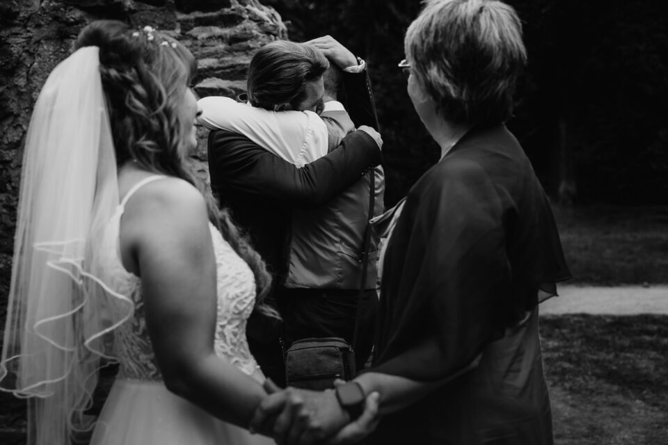 Emotionale Umarmung bei freier Trauung – intimer Hochzeitsmoment in Schwarz-Weiß für authentische Reportagen