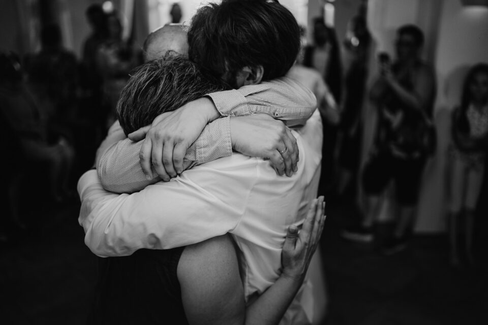 Umarmung mit Tränen – emotionaler Hochzeitsmoment, liebevoll eingefangen für alternative Reportagen