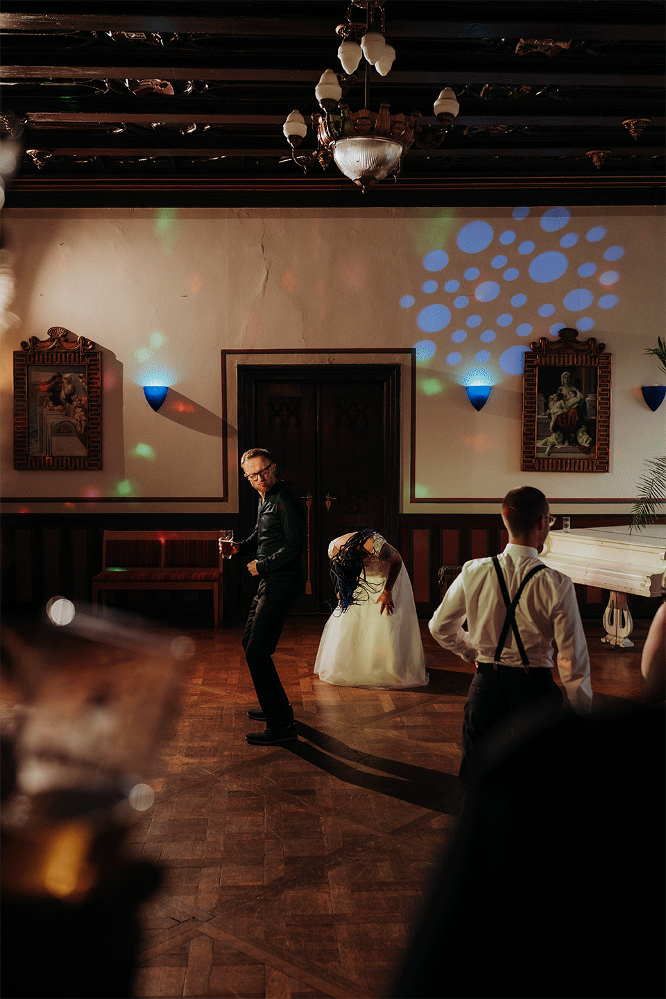 Hochzeitstanz in leerem Saal – Retro-Charme, minimalistisch und voller Atmosphäre