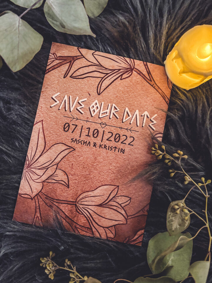 Save-the-Date-Karte für alternative Hochzeit im Gothic- oder Fantasy-Stil – handgefertigte Papeterie mit floralen Elementen, Runenlook und mystischem Flair