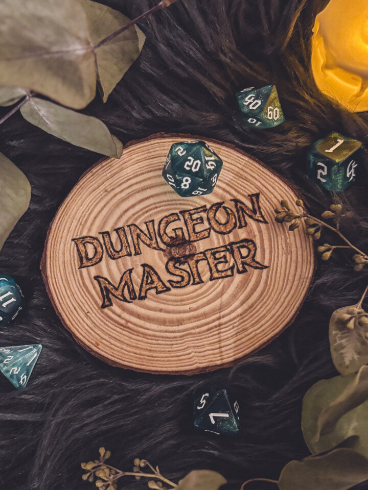 Dungeon Master Holzschild mit Rollenspiel-Würfeln – nerdiges Hochzeitsdetail für kreative Deko, Gastgeschenke oder individuelle Extras