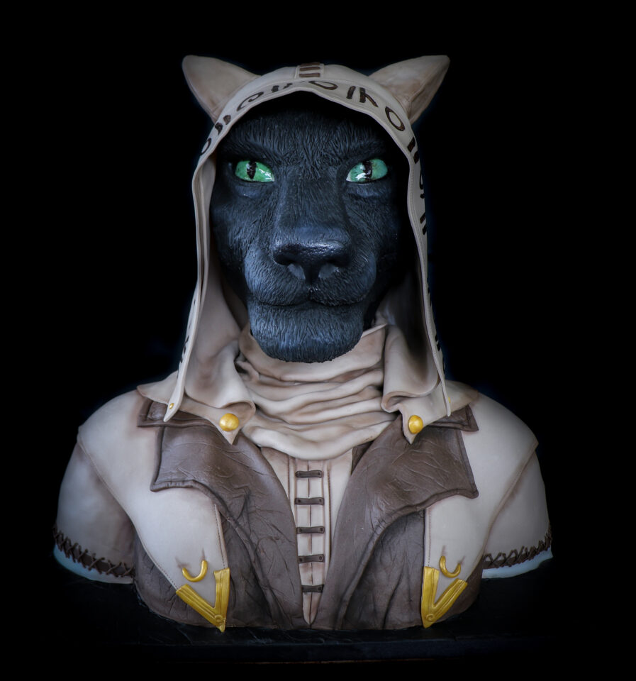 Detaillierte Fantasy-Torte in Form einer schwarzen Katzenfigur mit Kapuze und Gewandung – kreative 3D-Torte für Furry Weddings, LARP-Hochzeiten oder Nerd-Fans mit Rollenspielbezug.