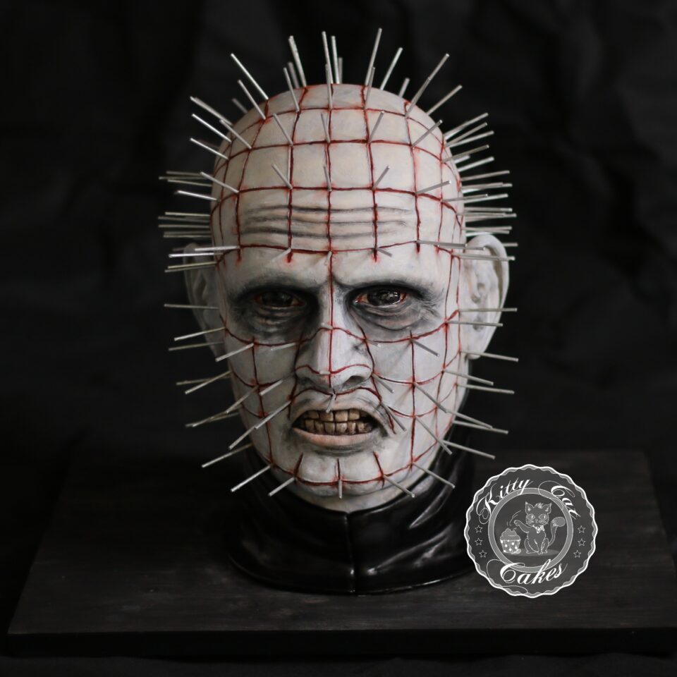 Extrem realistische Horror-Torte im Stil von Pinhead (Hellraiser) – handgefertigte Hochzeitstorte für Horror-Fans, Halloween Weddings oder düstere Themenfeiern.