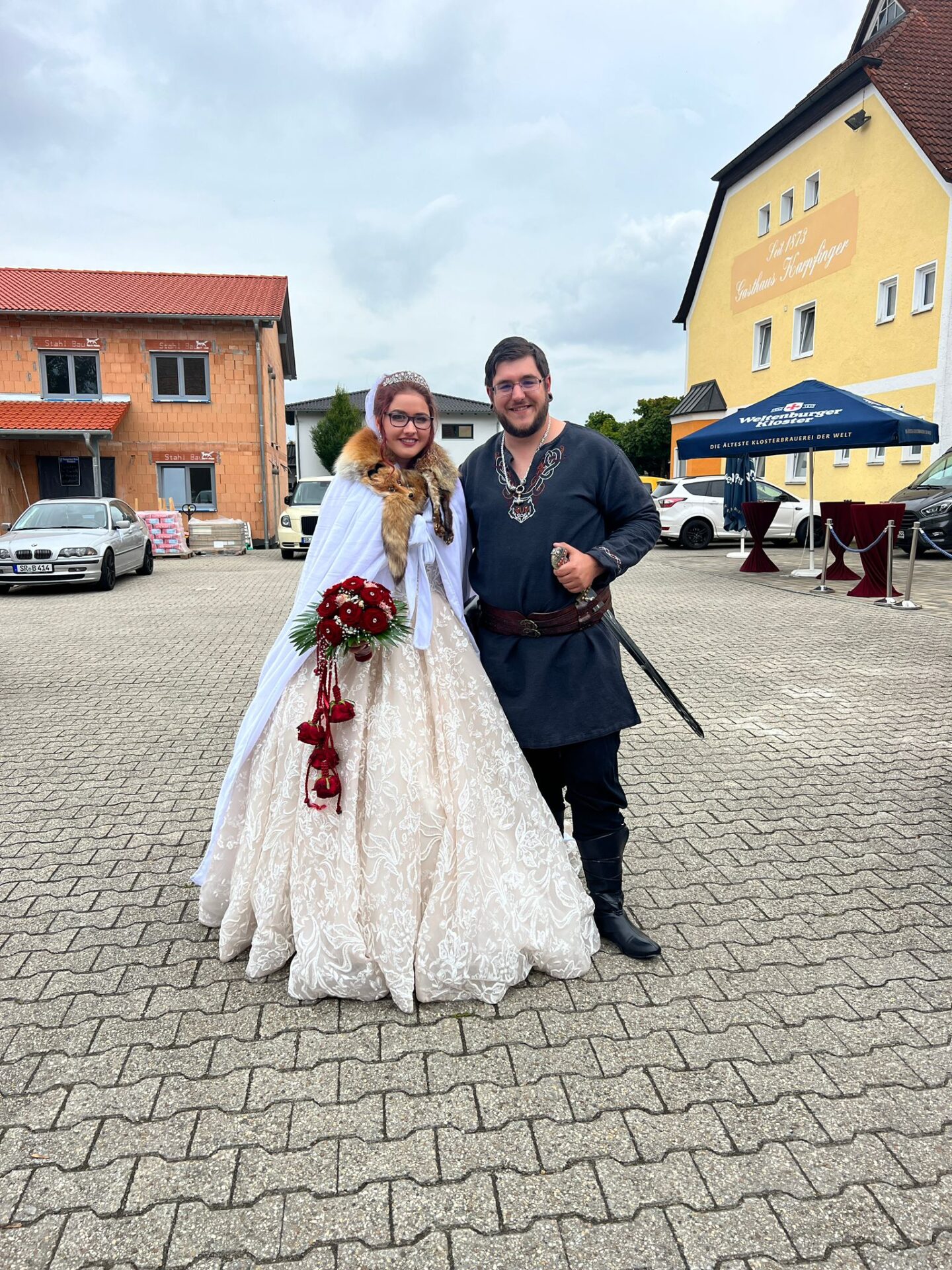 Brautpaar in historischer Kleidung mit Trauredner Marcel bei einer unkonventionellen Hochzeit