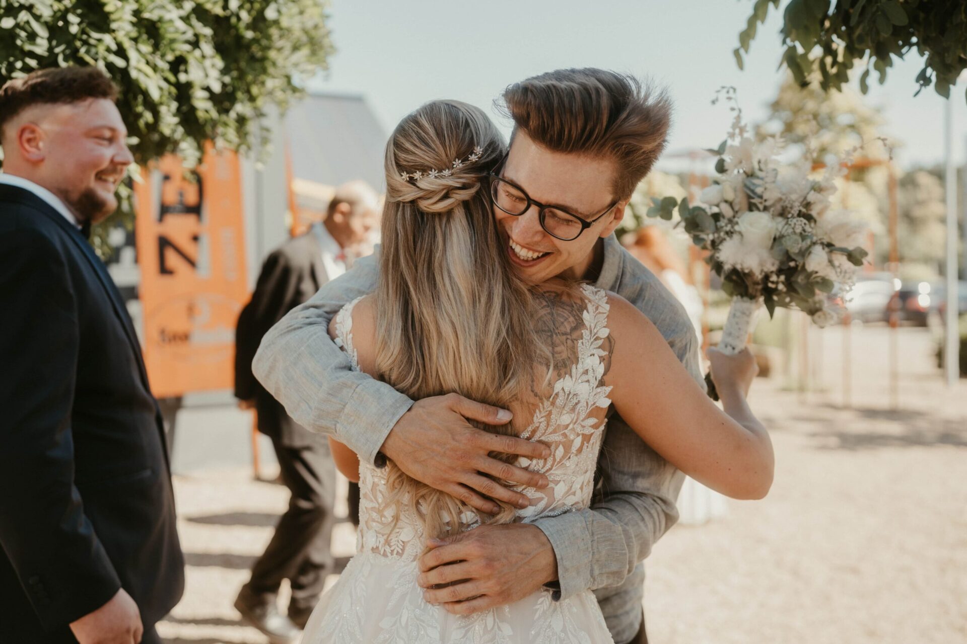 Nico Grund umarmt Braut nach emotionalem Liveauftritt bei alternativer Hochzeit