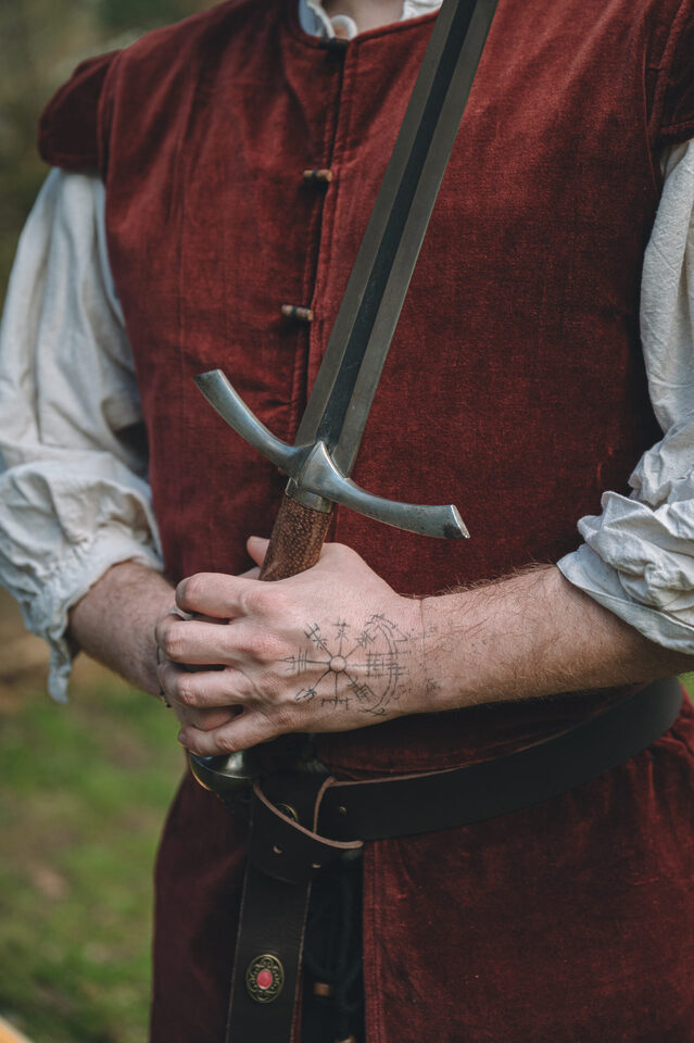 Detailaufnahme Schwert bei Nerd- und Mittelalterhochzeit, alternative Hochzeitsfotografie Hell Yes! Weddings