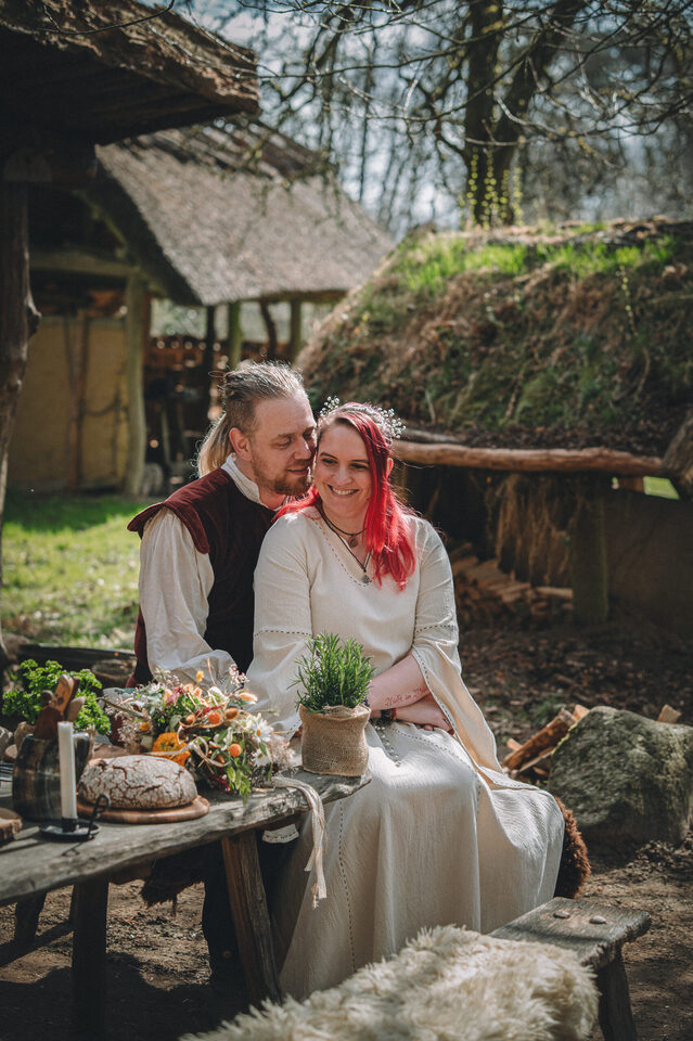 Paar bei Mittelalter Hochzeit im Freien, alternative Hochzeitsfotografie Hell Yes! Weddings