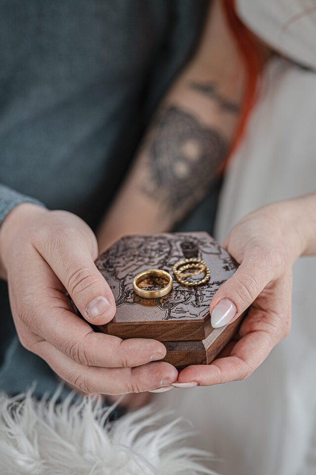 Ringbox mit Eheringen bei Nerd- oder Mittelalterhochzeit, alternative Hochzeitsfotografie Hell Yes! Weddings