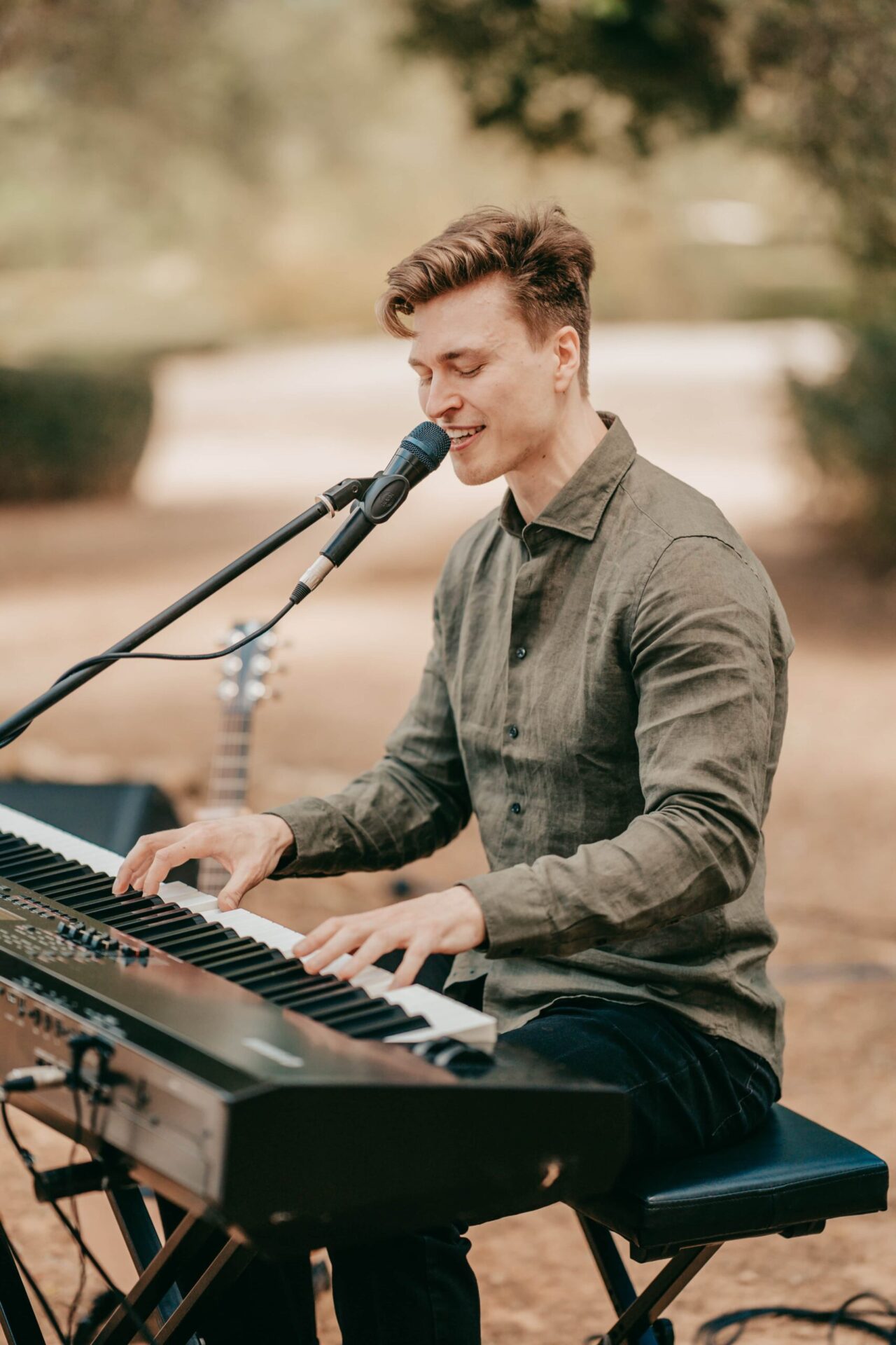 Nico Grund spielt Klavier und singt Livegesang für Rock- und Metal-Hochzeit