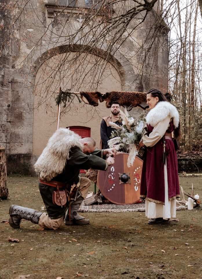 Alternative freie Trauung im Mittelalter-Look mit Trauredner Marcel und Hell Yes! Weddings