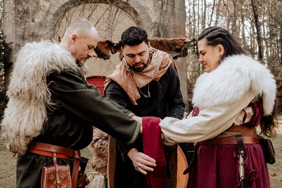 Handfasting-Zeremonie mit Trauredner Marcel Knaott von Eventtrauung bei einer Pagan-Trauung, Hell Yes! Weddings