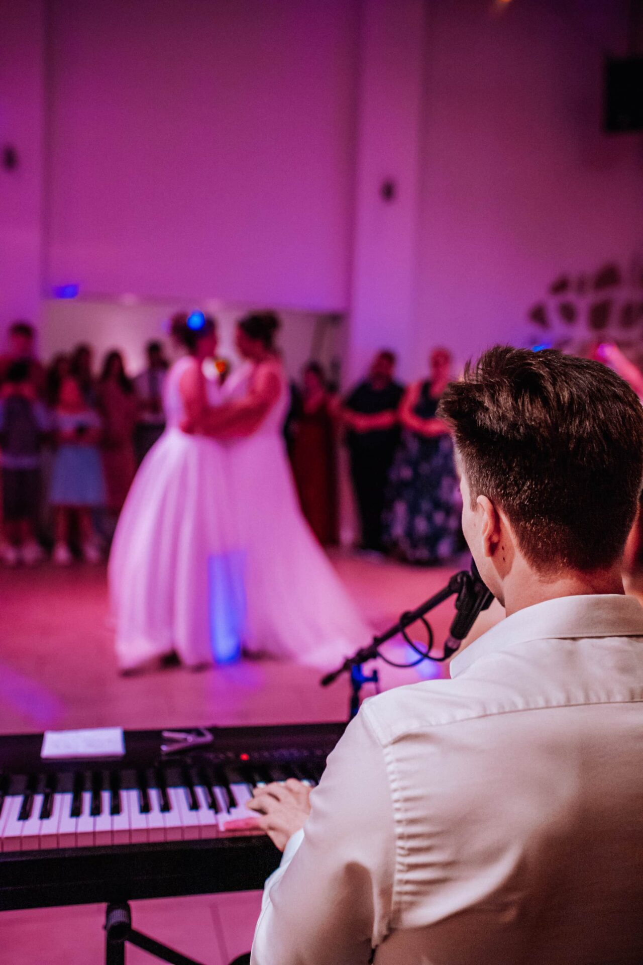Nico Grund am Klavier beim Hochzeitstanz mit Livegesang
