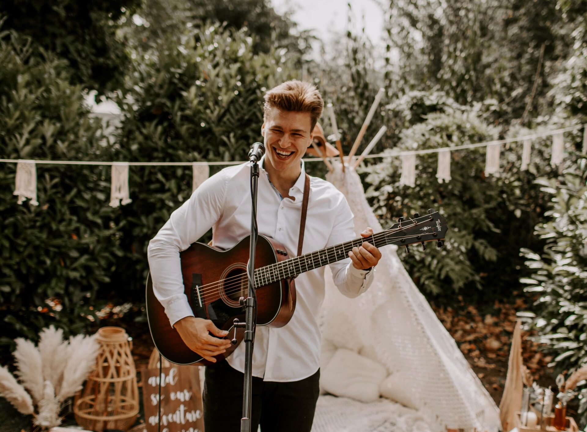 Hochzeitsmusiker Nico Grund mit Gitarre beim Livegesang Rock und Metal